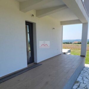 Nova kuća u Rogači na Kosmaju ulaz u kuću