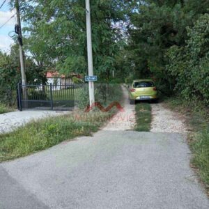 ulaz na plac u naselju Babe na Kosmaju