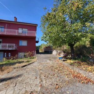 kuća u ralji na obroncima kosmaja