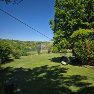 dvorište vikendice na kosmaju u nemenikućama sa gumenom ljuljaškom