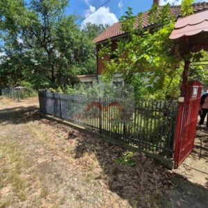 kuća u naselju babe na kosmaju dvorište sa kapijom